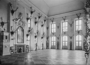 Moritzburg. Jagdschloss (1723/1733 Umbau), Inneres. Großer Speisesaal mit Geweihsammlung