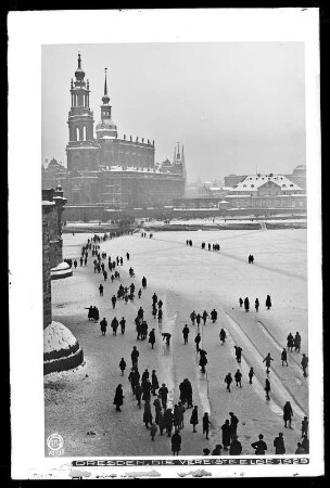 Dresden, die vereiste Elbe 1929, an der Augustusbrücke, Blick zur Katholischen Hofkirche
