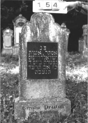 Grabstein 154 (Index: 100106347) Material: Sandstein, Schriftplatte Granit Maße HxBxT: 136x49x15 cm Beschreibung: Stele, eingezogener Kleeblattbogenabschluß, eingelassene rechteckige Schriftplatte, Sockel Symbolik: Davidstern: Grabstein 154