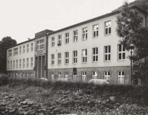 Tharandt. Fachrichtung Forstwesen an der TU Dresden (Fakultät Umweltwissenschaften). Cotta-Bau, Pienner Straße 7. Blick vom linken Ufer der Weißeritz