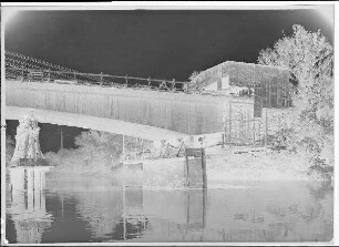 Staustufe Schweinfurt. Straßenbrücke. Wie Bild 252 mit Teleobjektiv aufgenommen. Schweinfurter Pegel = 95 cm.