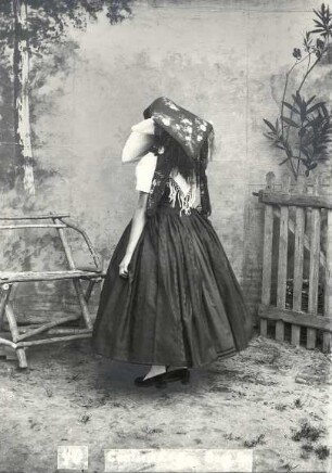 Konfirmandin aus Burg : Kleidung - niedersorbische Tracht. Ort: Bórkowy / Burg-Spreewald. Konfirmandin (zur Vorstellung/Prüfung, nicht zur Konfirmation)