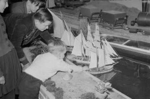 Spielzeug-Ausstellung im Pergamon Museum : Kinder beim Spielen in der Ausstellung