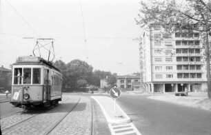 Baufertigstellung des Gleisdreiecks an der Hermann-Billing-Straße im Zusammenhang mit der Neuführung der Straßenbahn durch die Hermann-Billing-Straße zur Ettlinger Straße.