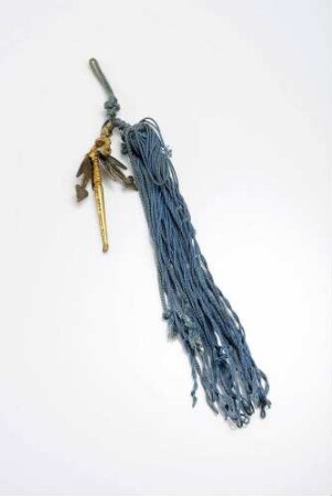 Brustschmuck aus Metall mit schieferblauer Seidenquaste, "Bang a dari norigae" 방아다리노리개