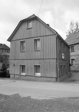 Klingenthal-Zwota, Braugasse 2. Wohnhaus mit Friseursalon (1846/1855). Straßenansicht der Giebelseite