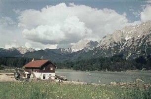 Mittenwald/Karwendel. Hütte (Gaststätte?) an einem See