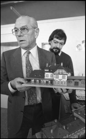 Gütenbach: Faller Spielwaren, Herr Faller und Designer mit verschiedenen Modellen [Modellbahnhof Lenzkirch]