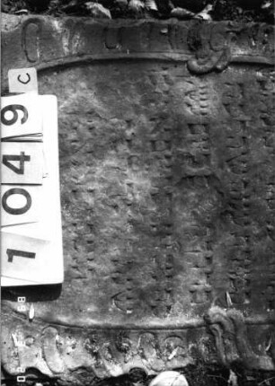 Grabstein 1049 (Index: 99751151) Material: Sandstein Zustand: stark verwitt/Textverl/Stele liegend Maße HxBxT: 172x76x9 cm Beschreibung: Stele, ovales Schriftfeld Symbolik: Blumen, Ranken: Grabstein 1049C