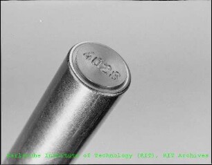 Herstellungs- und Prüfnummer auf einer Brennelementröhre der Firma Alpha Chemie und Metallurgie (ALKEM)