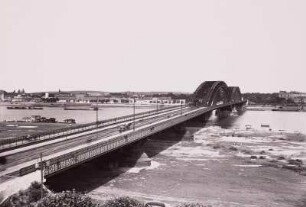 Düsseldorf, Straßenbrücke : Düsseldorf. Straßenbrücke über den Rhein