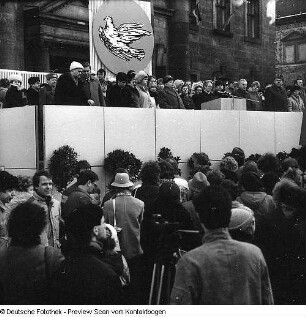 Kundgebung Georgi-Dimitroff-Platz (Schloßplatz) mit Modrow u.s.w.