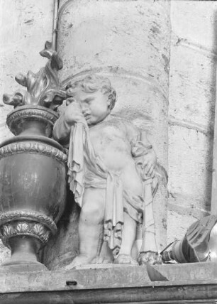 Weinender Putto am linken Pfeiler