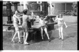Kleinbildnegativ: Brunnen am Postscheckamt, 1979