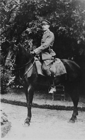 Der spätere Schriftsteller Ludwig Renn (eigentlich Arnold Friedrich Vieth von Golßenau) als Leutnant der Königlich Sächsischen Armee zu Pferde
