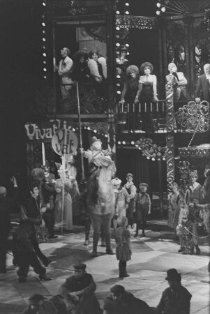 Szenenbilder aus "Don Quichotte", Comédie-héroique in fünf Akten von Jules Massenet nach Miguel de Cervantes. Komische Oper Berlin, Premiere 03.10.1971. Mit der Rosinante von Eddy Fischer.