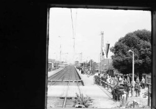 Emmendingen, Lahr: Strecke; Blick aus dem Führerstand der E-Lok; Bahnschranke