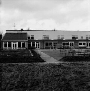Reesenbüttel: evangelischer Kindergarten: Wulfsdorfer Weg: Rückfront mit Grünanlage und Spielgeräten