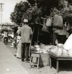 Freetown, Sierra Leone. Verkaufsstände an einer Straße