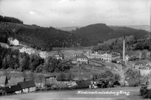 Die Pilz-Fabrik : Bildmitte: Schulgebäude