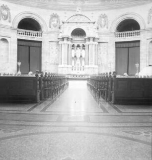 Reisefotos. Innenraum einer Kirche. Blick zum Altar