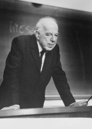 Ernst H. Gombrich bei einem Vortrag in der Ludwig-Maximilians-Universität in München