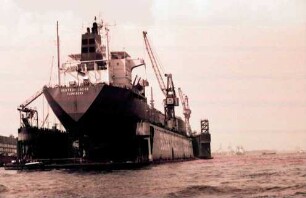 Hamburg: Dock mit Schiffsheck