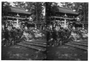 Nara, Japan. Heilige Laternen und Aufgang zu einem Schrein im Nara-Park