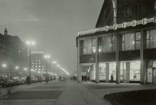 Wilsdruffer Straße nach West mit Gaststätte "Szeged", Nachtaufnahme