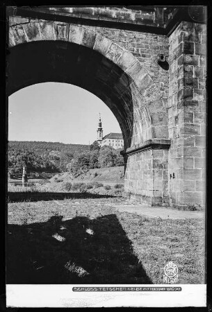Blick auf Schloss Tetschen mit Nordbahnbrücke