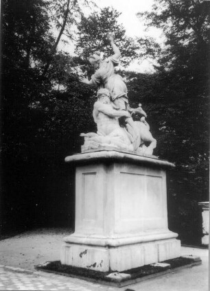 Eurytion raubt Hippodamia : Eurytion raubt Hippodamia. Marmor (um 1720 aufgestellt; A. Corradini). Dresden, Großer Garten, am Eingang zum Parterre des Palais von der Hauptallee aus