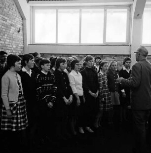 Volksschule: Neubau: Turnhalle: Einweihung: Schulchor bei Gesangsvortrag: rechts Schulleiter Bruno Mählmann
