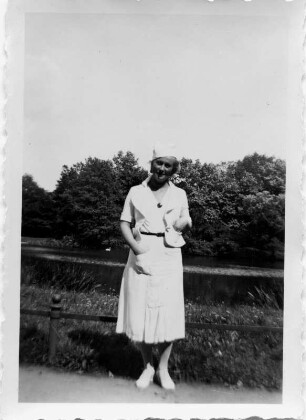 Hildegard Ostkamp-Blumer (1909-2001; Sopranistin), Ehefrau des Komponisten Theodor Blumer (1881-1964). Fotografie im Freien, Leipzig 1937