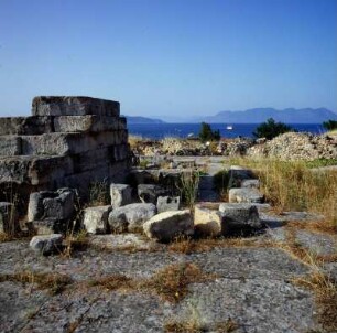 Ägina, Kolona. Apollon-Tempel. Die archaischen Mauern des Aiakeions neben dem Apollon-Tempel, Anfang 5. Jh. v. Chr