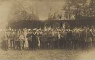 Gruppenbild mit Soldaten, in Mitau
