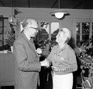 Bürgerschützengilde von 1627 e.V. Bad Oldesloe: Damen-Schießabteilung: in Gaststätte: Schützenkönigin Eva Schell empfängt Gratulation von Ältermann Wilhelm Witte: Zuschauer an Tischen, links Tresen, hinten Fenster