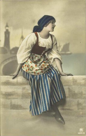 [Frau auf einer Mauer]