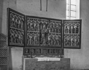 Marienaltar — Im Mittelschrein, in der mittleren Nische, Madonna unter Baldachin von Engeln umgeben, zu den Seiten die zwölf Apostel in zwei Reihen übereinander; auf den Flügeln je acht Heilige