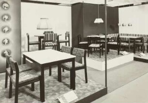 Ausstellungskojen mit Tischen und Stühlen (1976; VEB Tischfabrik Finsterwalde bzw. VEB Vereinigte Sitzmöbelindustrie Neuhausen)