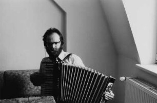 Fausto Faust mit Akkordeon in einer Dachgeschoßwohnung