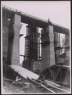 Baustelle einer Eisenbahnbrücke