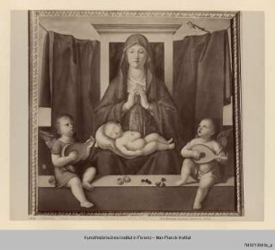 Thronende Madonna das Kind anbetend