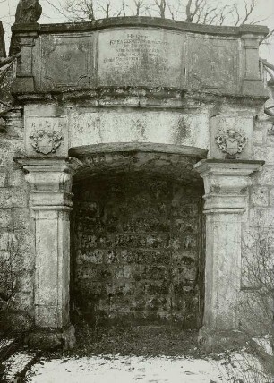 Schloss Lauenstein, Grottennische mit Inschrift an der Gartentreppe