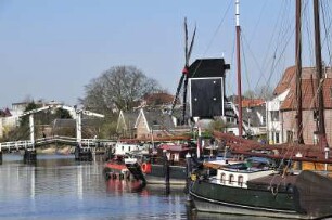 Leiden - Stadthafen : Im Stadthafen liegen auch historische Segler, aufgenommen am 6. April 2010 in Leiden