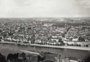 Würzburg, Stadtansicht : Würzburg. Altstadt zwischen Domstraße und Neubaustraße. Blick von der Festung Marienberg über den Main nach Osten
