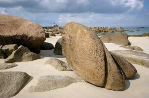 Frankreich. Bretagne. Finistere. Brignogan Plage. Felsenmeer am Strand und kleiner Leuchtturm