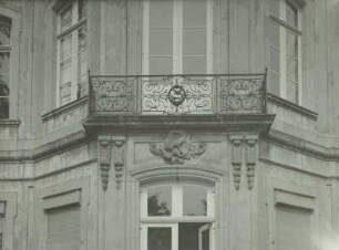 Jagdschloß Brühl, Detail Gartenfassade : Brühl, Schlosspark Augustusburg. Jagdschloss Falkenlust (1729-1740; F. de Cuvilliés d. Ä.; M. Leveilly). Gartenfassade (Ostseite), Balkon am Mittelrisalit mit Gitter der Hofschlosser Courtin und Köbst