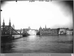 Mainkai mit Saalhof und Rententurm von Süden bei Hochwasser, links Eiserner Steg (angeschnitten) und Langer Franz