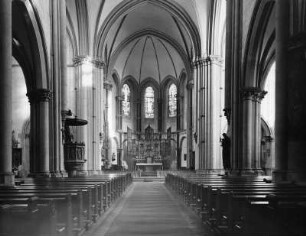 Münstermaifeld. Ehemalige Stiftskirche Sankt Martin und Severus (1101/1150 und 1225/1323). Inneres zum Altar