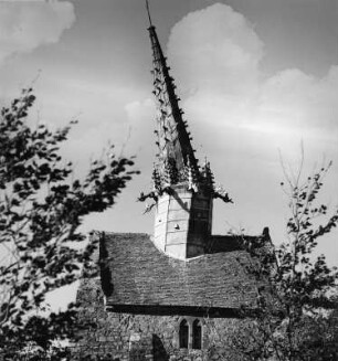 Saint-Gonnery. Kirche (1601/1700). Dach mit schiefem Dachreiter